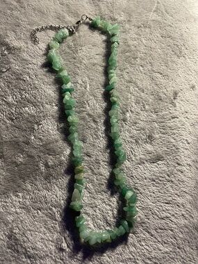 Green Chip Stone Necklace - Elegant Women's Jewelry